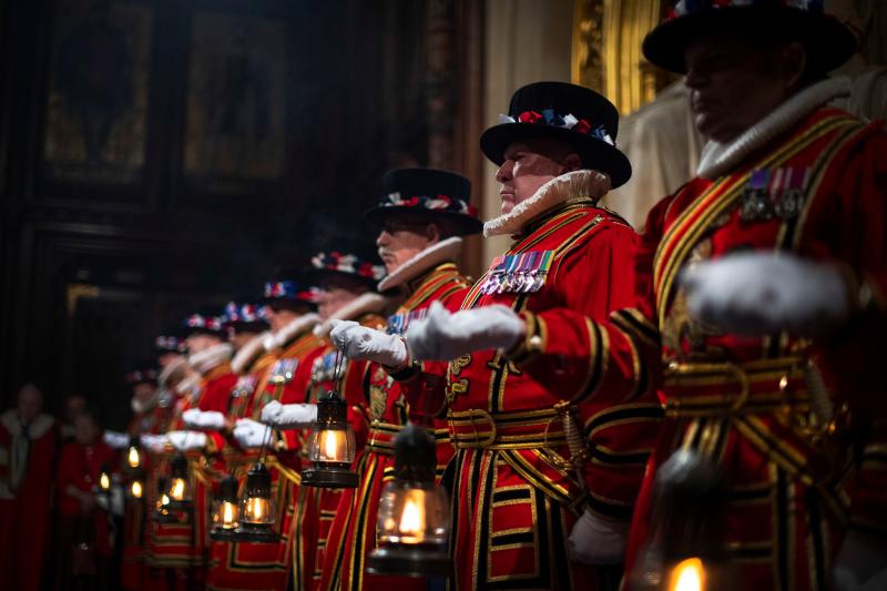 La monarca inaugura el nuevo curso de la cámara en plena incertidumbre por el Brexit