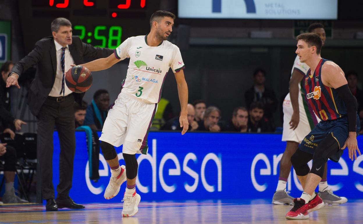Jaime Fernández bota el balón en el choque jugado ante el Baskonia. 