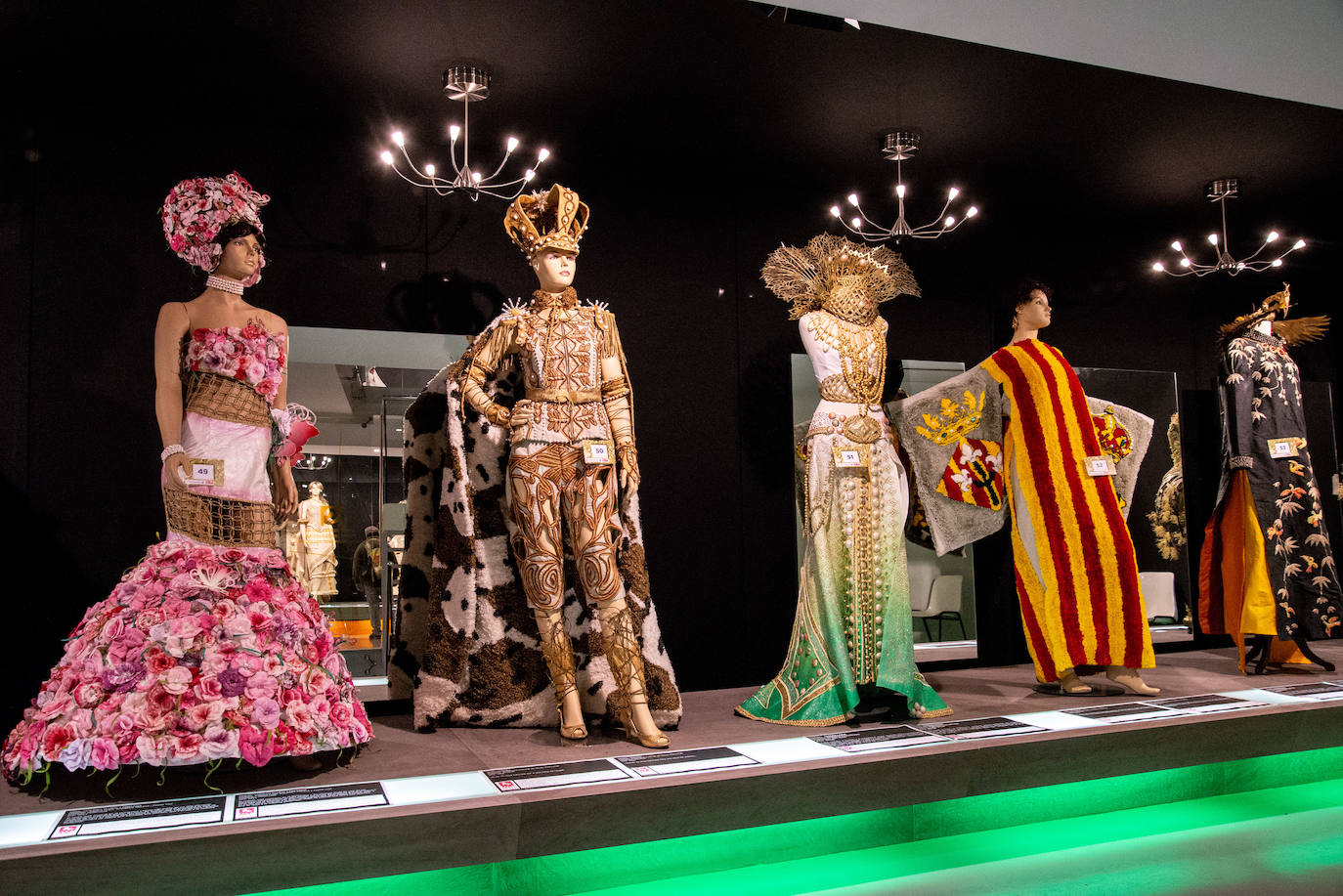 La exposición más grande de vestidos de papel: El Museu de Vestits de Paper de Mollerussa (Lleida) atesora una colección de 325 vestidos de papel a tamaño natural, como se pudo comprobar en octubre de 2018. 