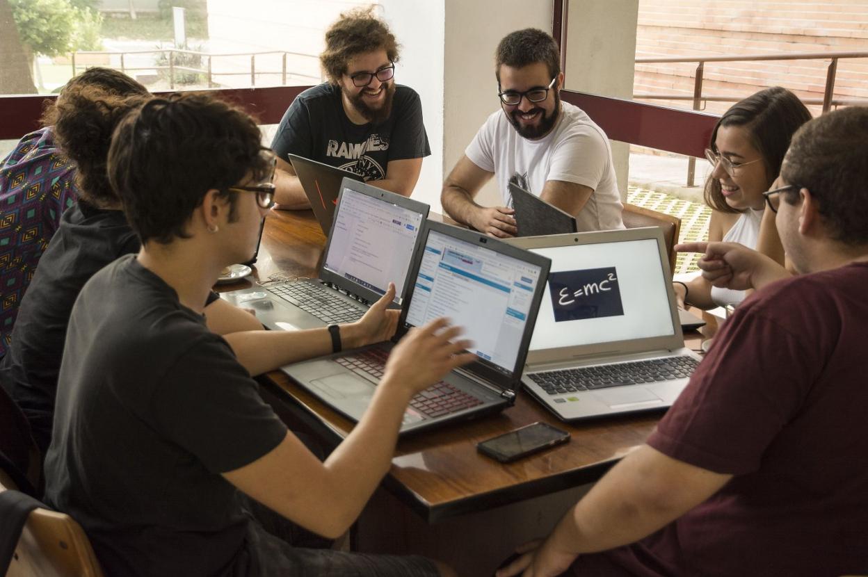 Estudiantes utilizan el Campus Virtual para completar sus trabajos académicos.