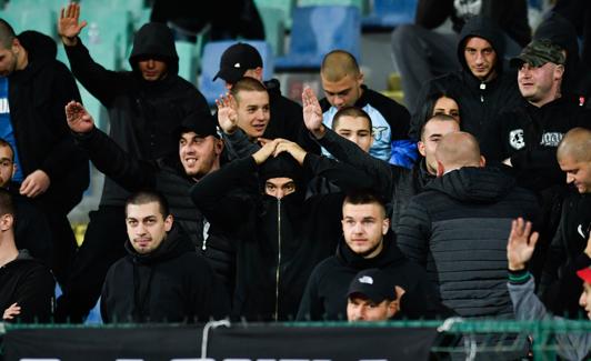 Hinchas búlgaros haciendo el saludo nazi en la grada del Vasil Levski 