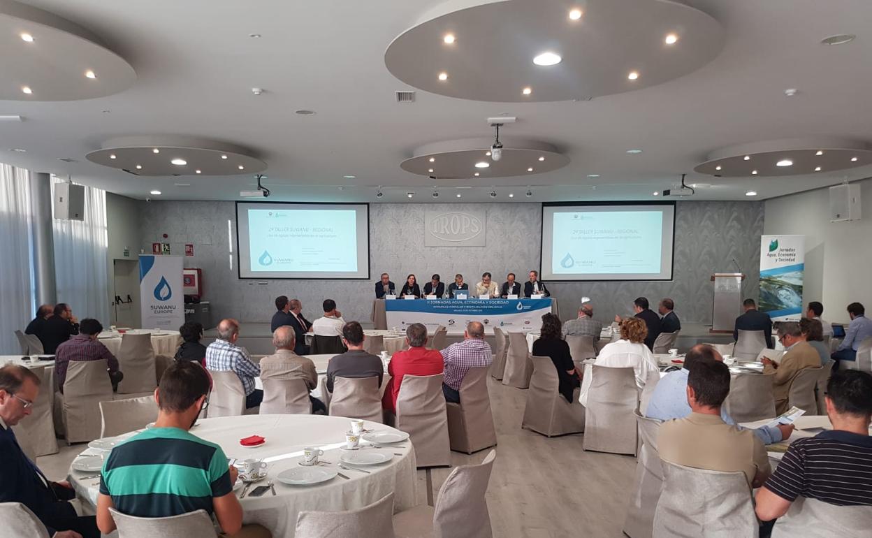 Un momento de la jornada celebrada ayer en Trops sobre reutilización de agua regenerada en riego agrícola. 