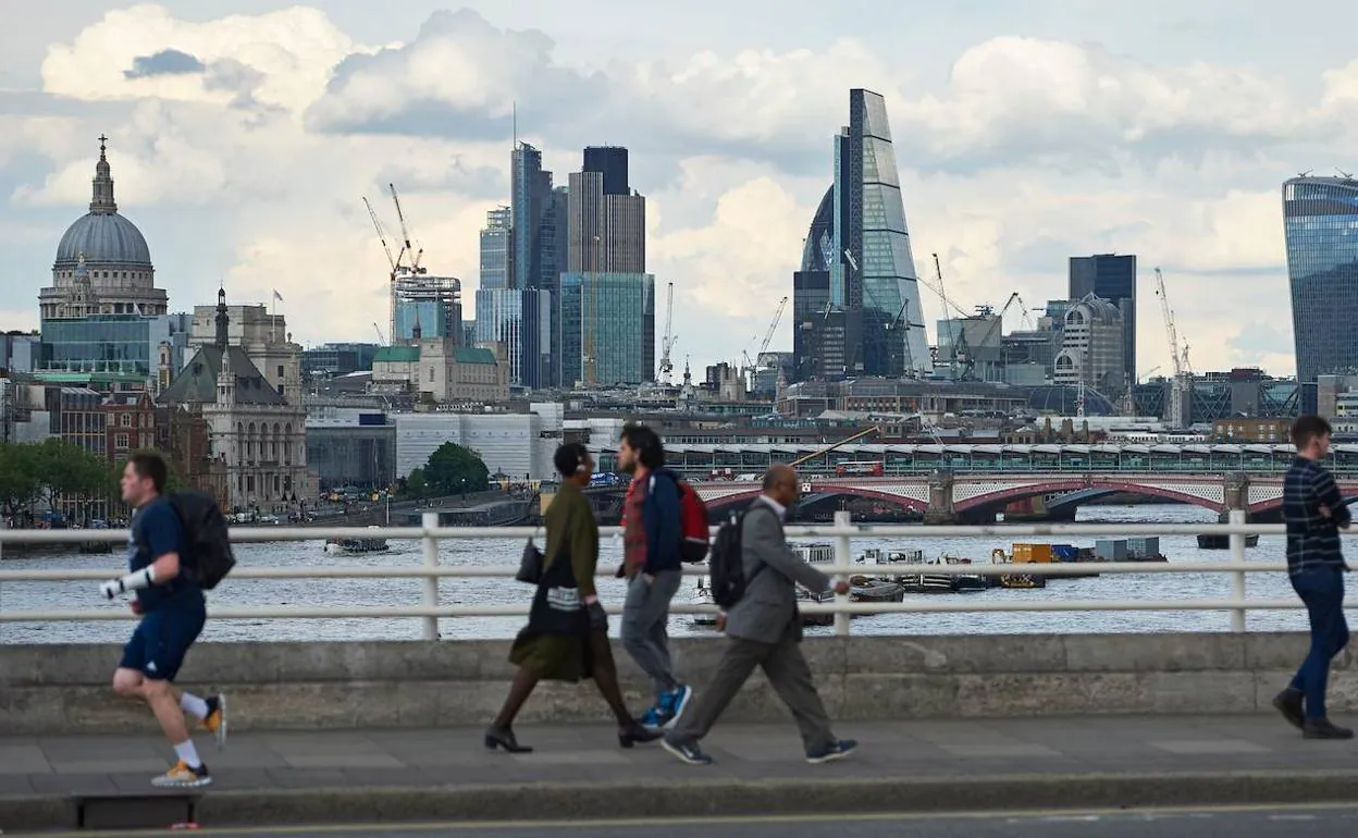 Vista general del 'skyline' del distrito financiero de Londres desde el puente de Waterloo.