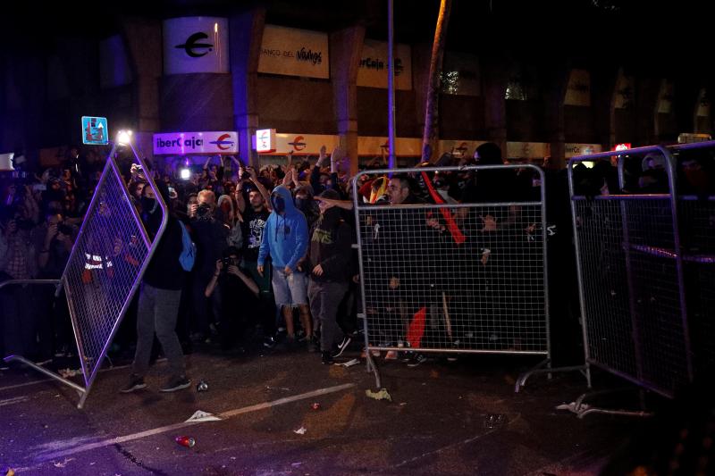 Barricadas de fuego, gritos en favor de la independencia y múltiples objetos en las calles de Barcelona