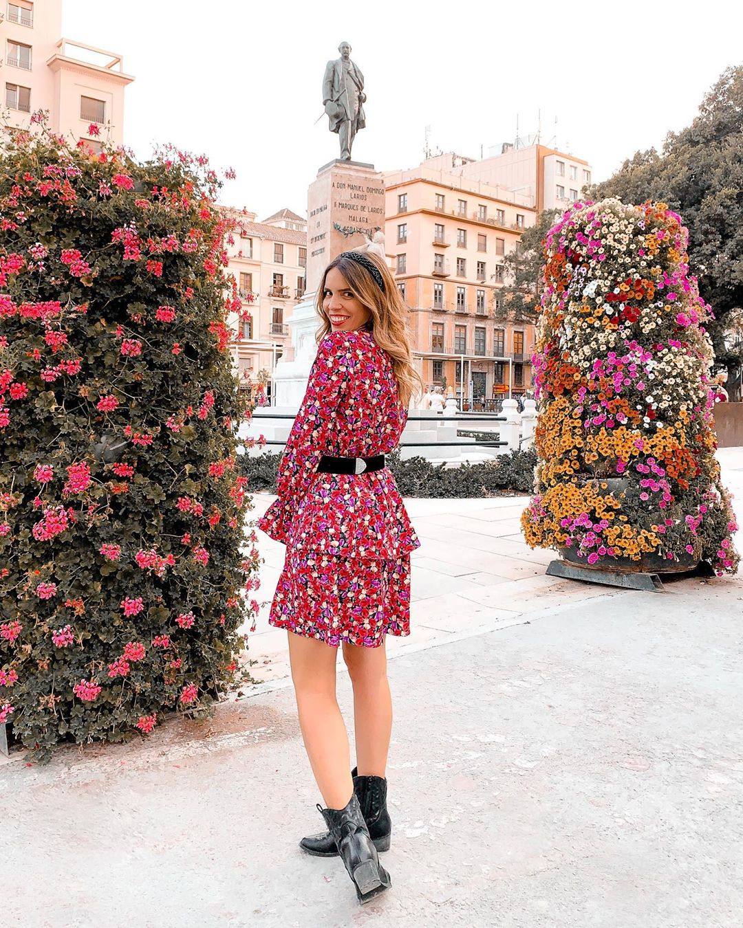 Un look 'todoterreno' que enamora: vestido de print floral con botines tipo 'cowboy' y cinturón joya. Una diadema remata con éxito este 'outfit' femenino y cómodo que propone @anadebedoya.