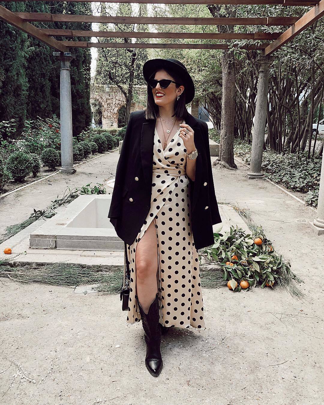 Los lunares se resisten a abandonar nuestro armario y regresan renovados esta temporada en tonos otoñales. Nos gustan en vestidos, con americana y botas como los luce @lliidiacastro. ¡Completa el look con un sombrero!