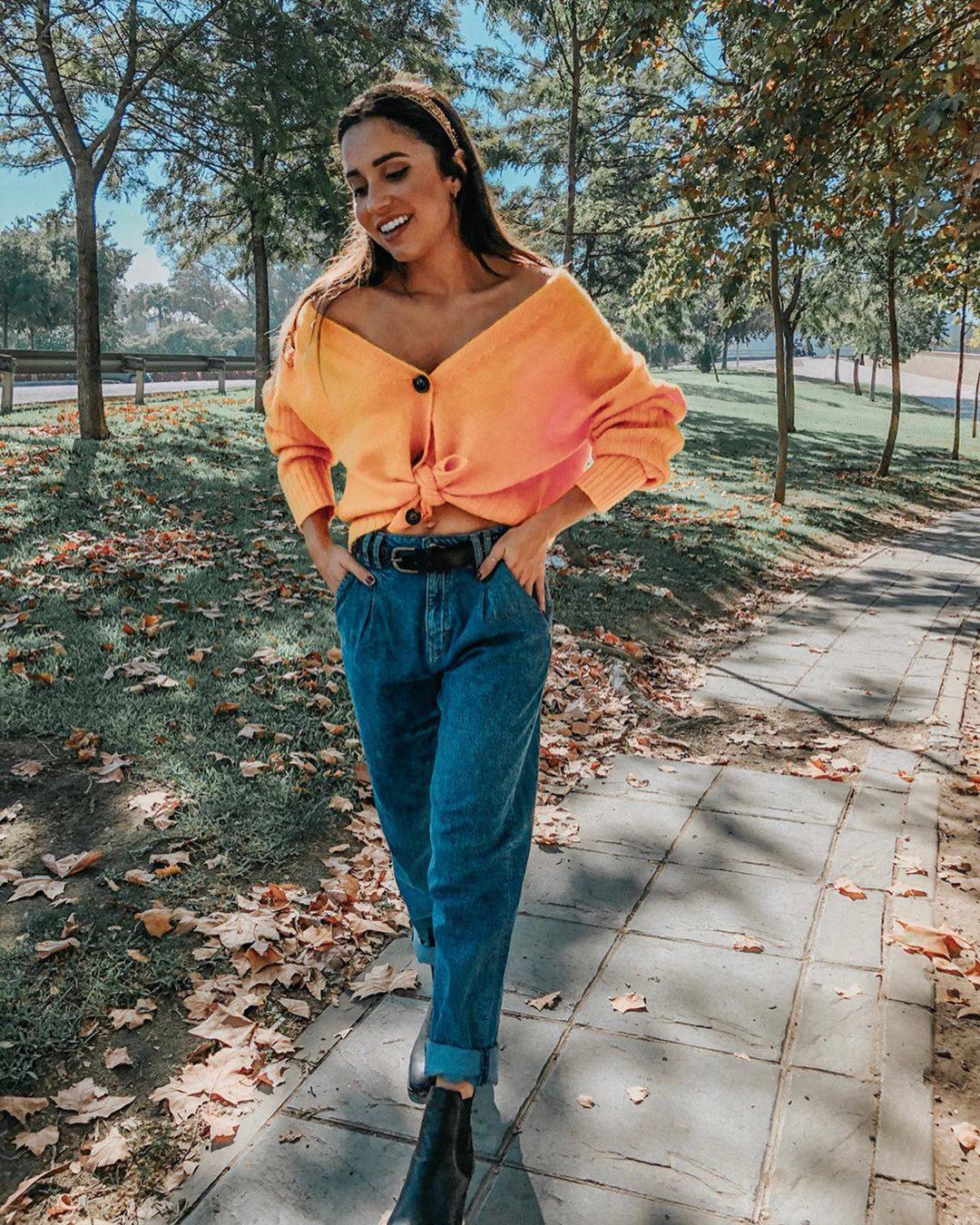 Las diademas son el accesorio de tendencia de la temporada. Te ayudarán a realzar un look básico de diario como el que propone Verónica Díaz, de @modajustcoco, con jersey oversize anudado -que le da un toque muy chic-, pantalones slouchy y botines.
