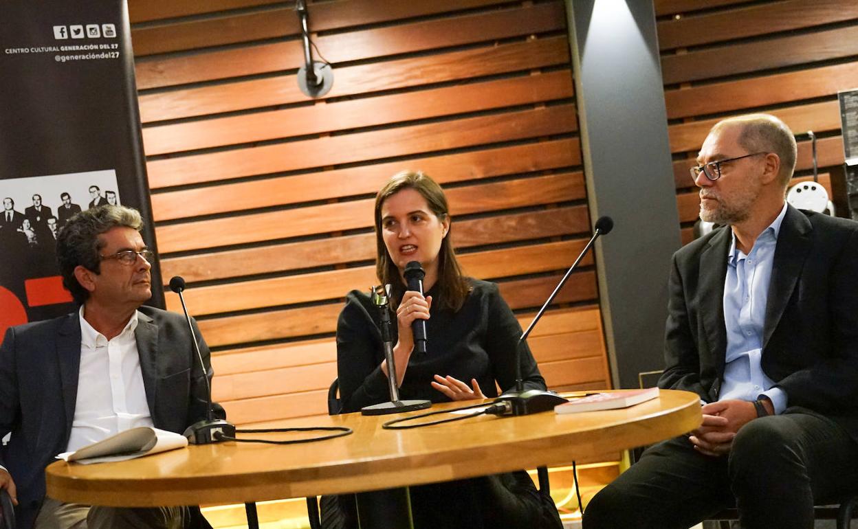 José Antonio Mesa Toré, Gabriela Ybarra y Pablo Aranda, ayer en el Aula de Cultura de SUR. 