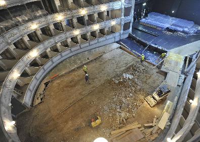 Imagen secundaria 1 - Imágenes de las últimas reformas efectuadas en el teatro. Arriba, restauración del lienzo del techo de Ferrándiz. Abajo, cambio del pavimento de madera del patio de butacas. Al lado, fragmento del telón de boca recién restaurado. 