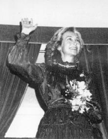 Imagen secundaria 2 - Arriba, imagen del Cervantes cerrado a principios de los años 80. Abajo, el alcalde Pedro Aparicio firma la compra del edificio frente al telón de boca de Ferrándiz. Al lado, la Reina Sofía saluda desde el palco en la inauguración como teatro municipal en 1987. 