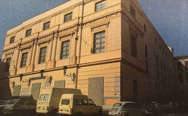 Imagen principal - Arriba, imagen del Cervantes cerrado a principios de los años 80. Abajo, el alcalde Pedro Aparicio firma la compra del edificio frente al telón de boca de Ferrándiz. Al lado, la Reina Sofía saluda desde el palco en la inauguración como teatro municipal en 1987. 