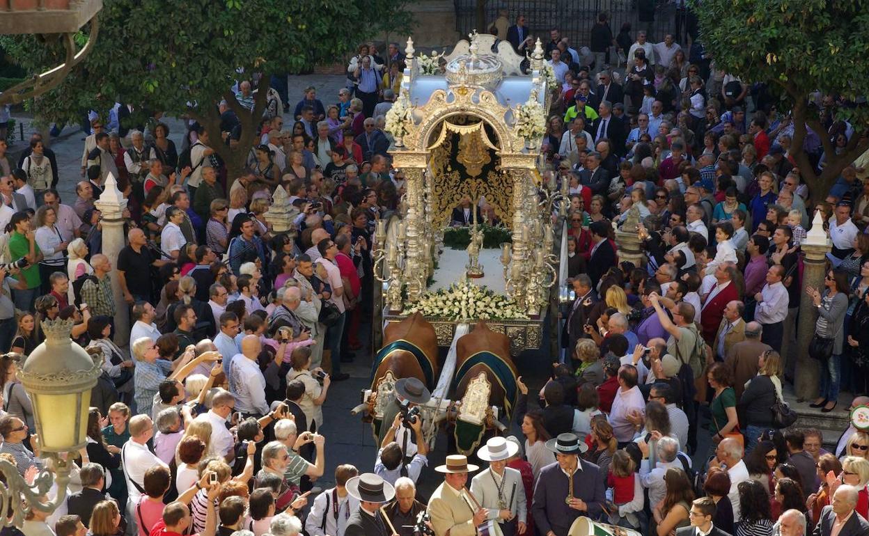 El simpecado de la Hermandad de La Caleta, a su salida de la Catedral en 2010. 