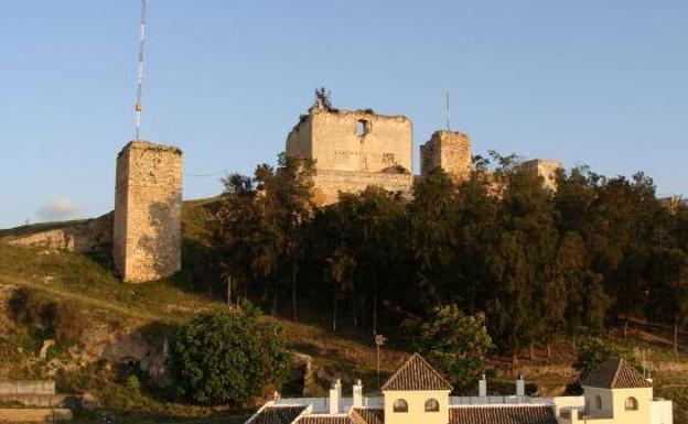 Imagen principal - Arriba, el Castillo de Morón. Sobre estas líneas, el Museo de la Cal y la Iglesia de San Miguel 