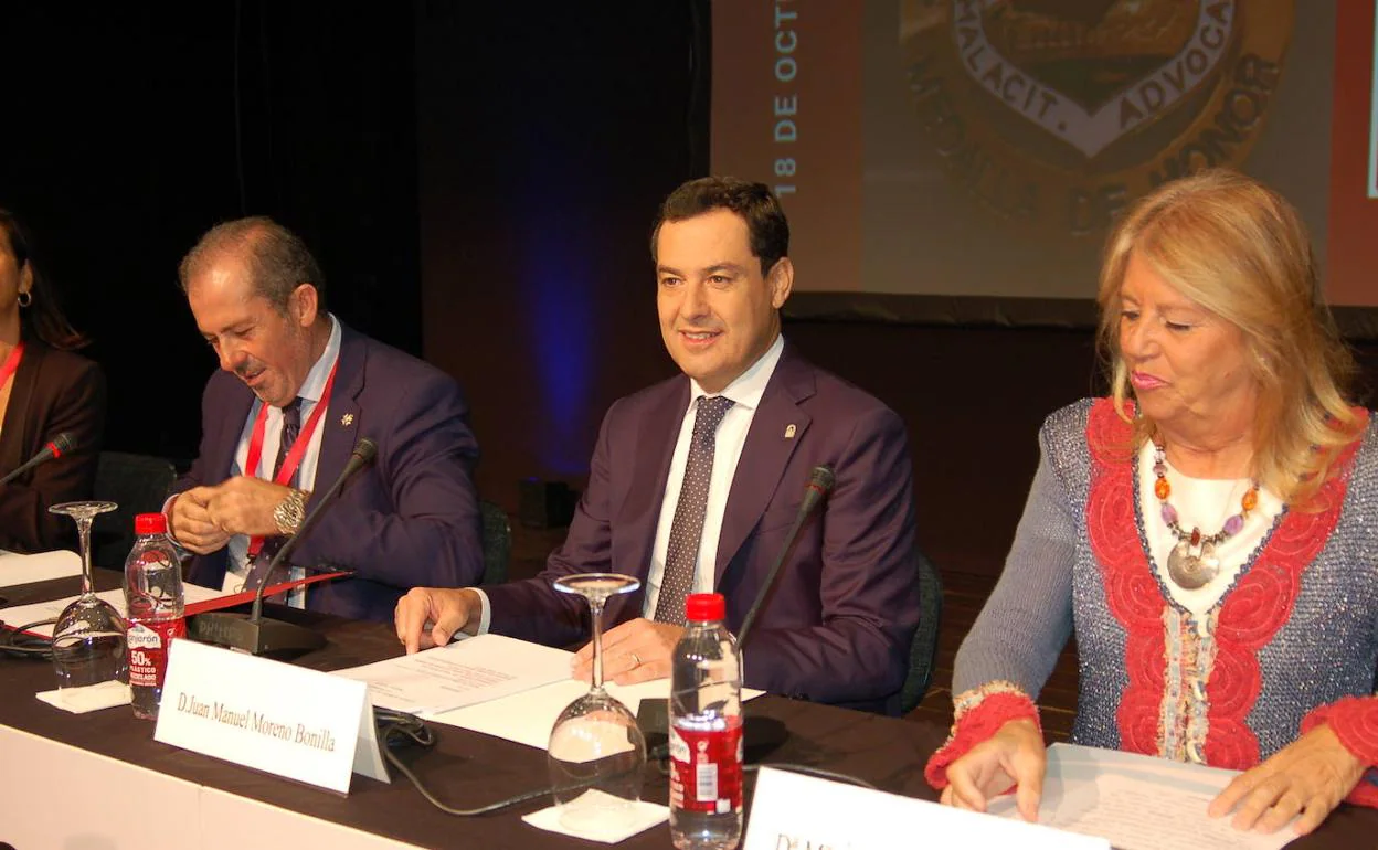 Juanma Moreno en el congreso de la abogacía en Marbella 