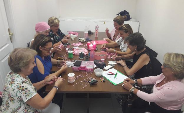 Mujeres, en un taller de manualidades de la Asociación contra el Cáncer. 