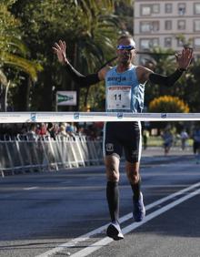 Imagen secundaria 2 - Arriba, PabloSalcedo, El Mouaziz y Cristóbal Valenzuela. Abajo, a la izquierda, Belén Infantes, Lola Chiclana y Helen Cross, podio femenino. A la derecha, El Mouaziz, a su llegada a la línea de meta.