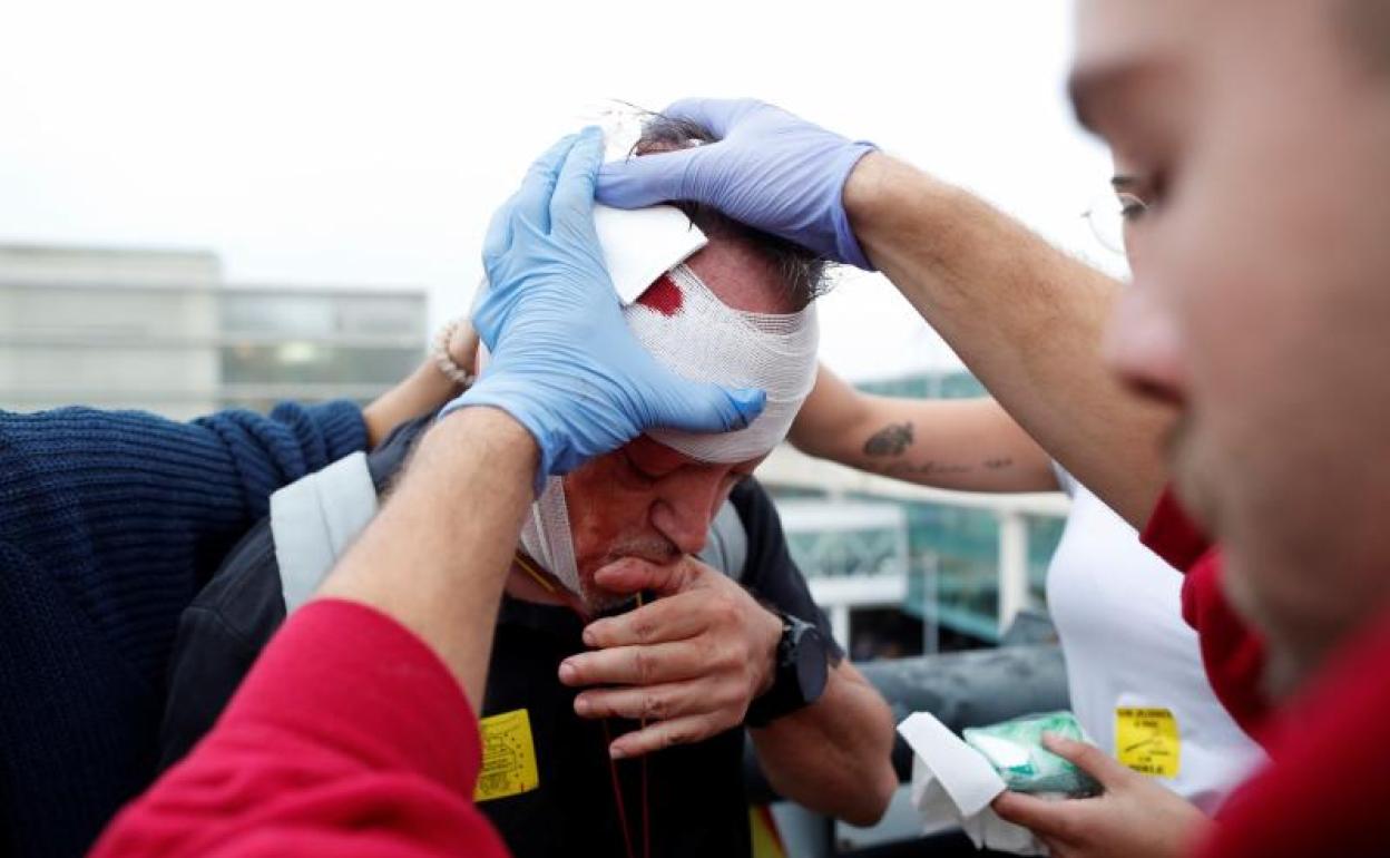 Imagen de un herido durante las protestas del lunes en El Prat. 