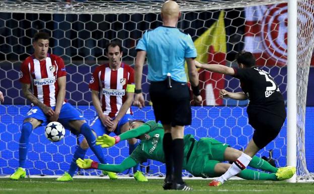 Oblak, en la acción de la triple parada en el partido de 2017