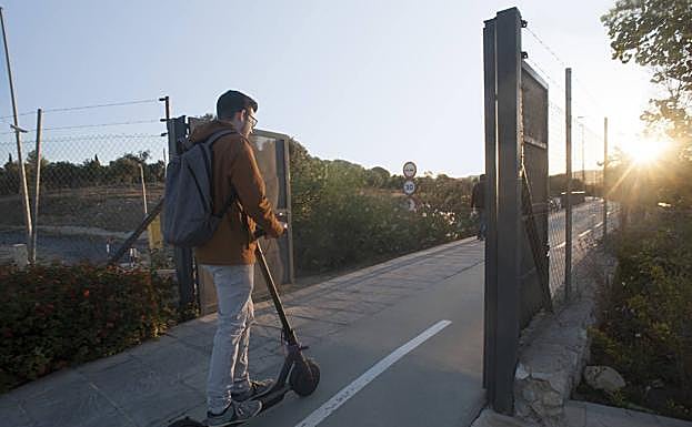 Michael Delgado utiliza un patinete para ir desde el lugar donde aparca, en Santa Rosalía, hasta el PTA. 