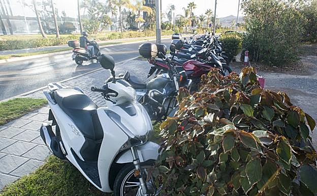 Boom de las motos. Cada vez más trabajadores están recurriendo a las motos para evitar el problema del aparcamiento. Pero para estas tampoco hay apenas sitio, así que las acaban dejando en los jardines. 