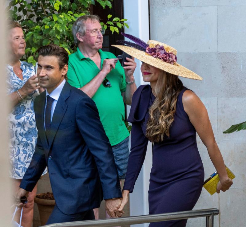 El tenista David Ferrer y Marta Tornel salen del hotel donde están alojados en Pollença.