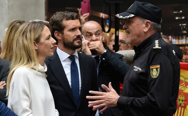 Pablo Casado conversa con un policía en Barcelona. 