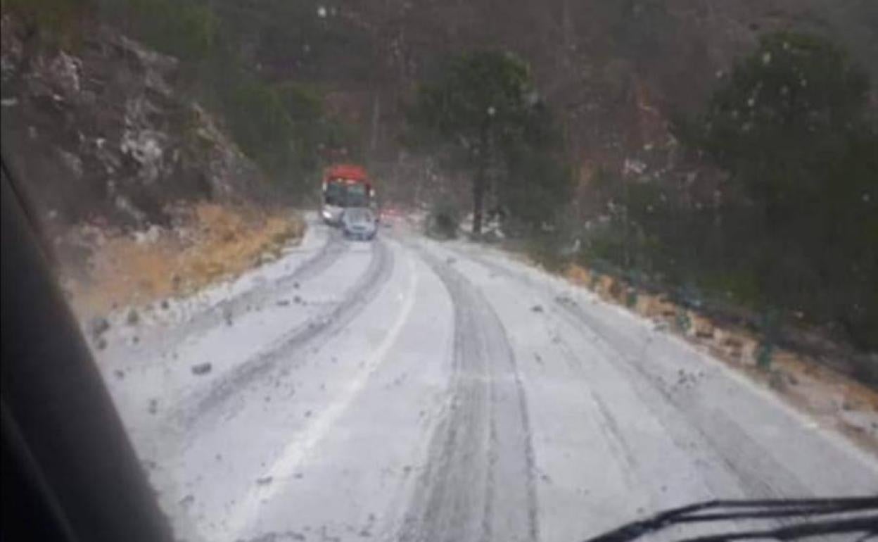 Granizo caído en la carretera. 