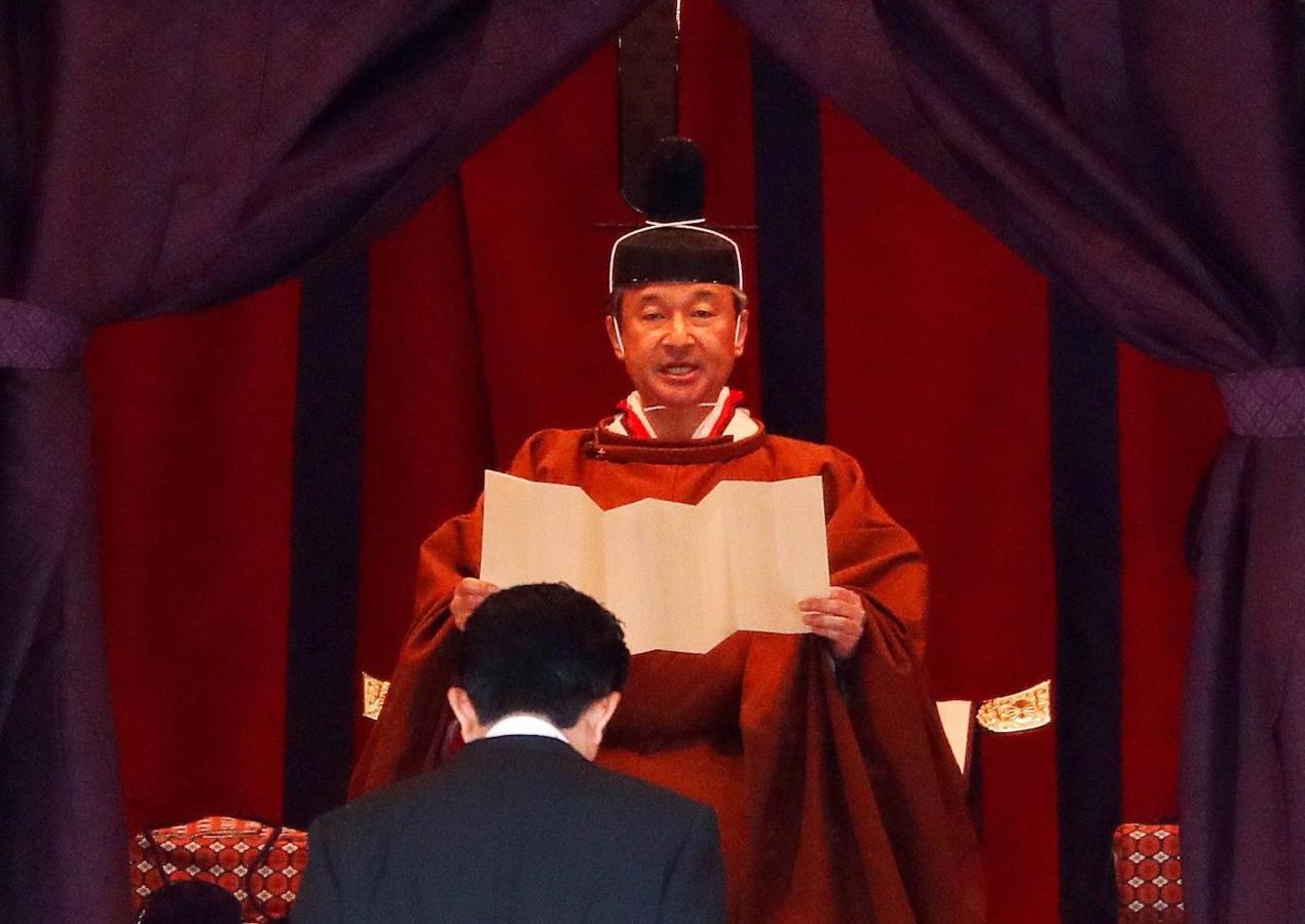 El emperador Naruhito (arriba) habla cerca del primer ministro de Japón, Shinzo Abe (abajo).