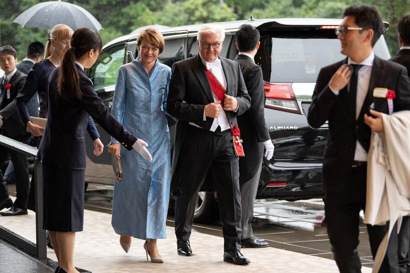 El presidente de Alemania, Frank-Walter Steinmeier (d) y su esposa Elke Budenbender (i).
