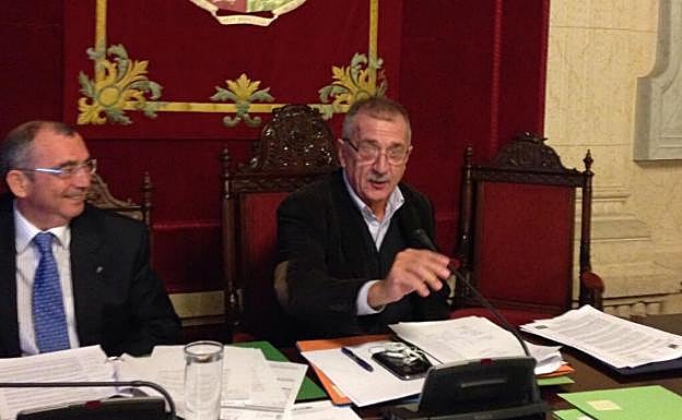 Hernández Pezzi, en una broma en la que usurpaba al alcalde la presidencia del pleno. Al lado, Gutiérrez Colomina. 