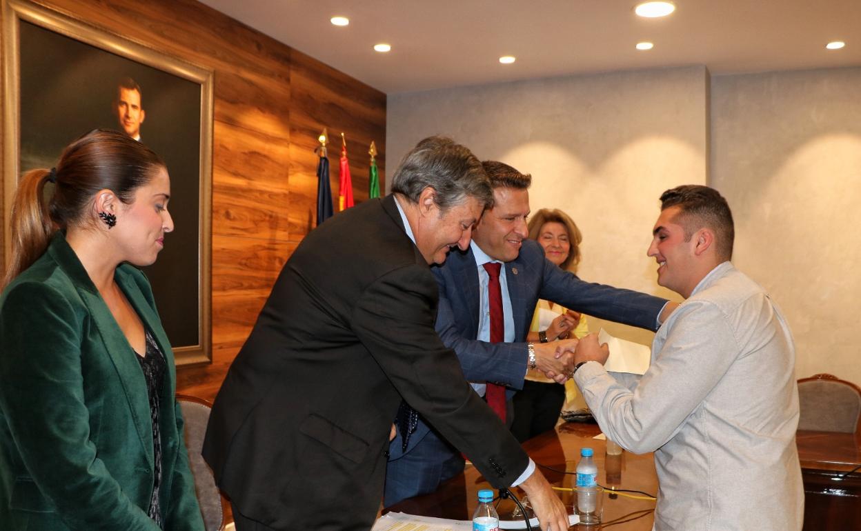 El alcalde torroxeño, Óscar Medina, felicita al alumno, Víctor Ávila, en el salón de plenos. 