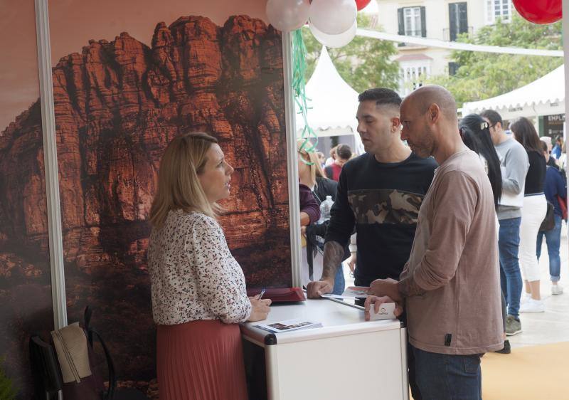 Una treintena de empresas recogen CV para 102 empleos en la Feria del Empleo. 