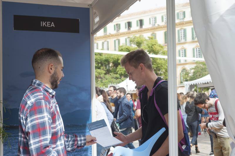 Una treintena de empresas recogen CV para 102 empleos en la Feria del Empleo. 
