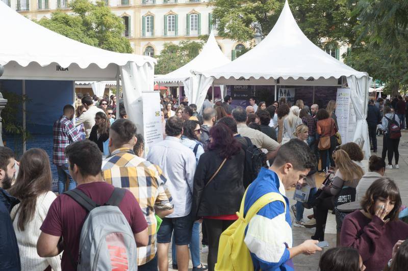 Una treintena de empresas recogen CV para 102 empleos en la Feria del Empleo. 