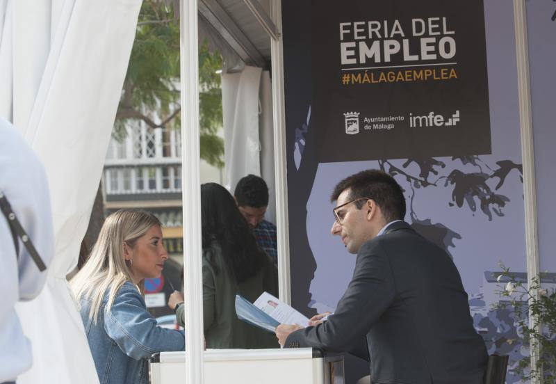 Una treintena de empresas recogen CV para 102 empleos en la Feria del Empleo. 