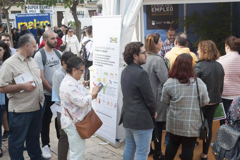 Una treintena de empresas recogen CV para 102 empleos en la Feria del Empleo. 