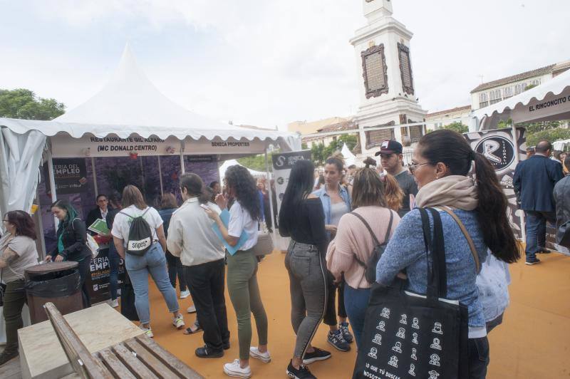 Una treintena de empresas recogen CV para 102 empleos en la Feria del Empleo. 