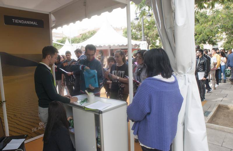 Una treintena de empresas recogen CV para 102 empleos en la Feria del Empleo. 