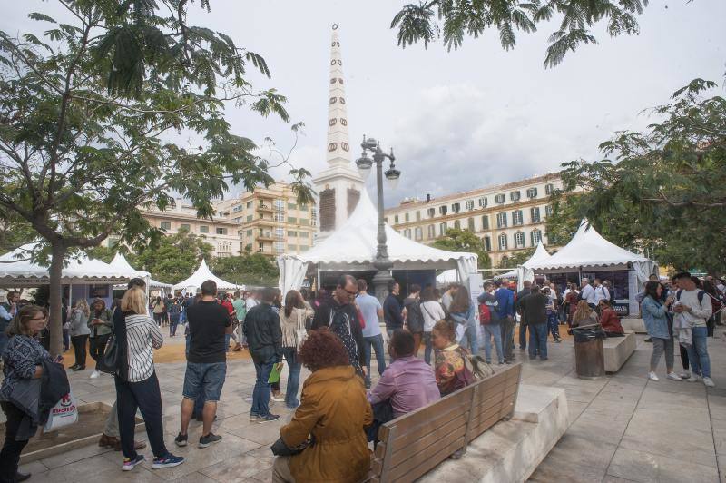 Una treintena de empresas recogen CV para 102 empleos en la Feria del Empleo. 