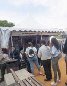 Imagen secundaria 2 - Numerosas personas se han congregado en esta edición de la Feria de Empleo. 