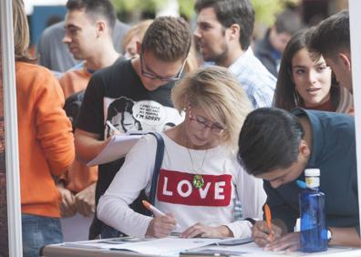 Imagen secundaria 1 - Numerosas personas se han congregado en esta edición de la Feria de Empleo. 