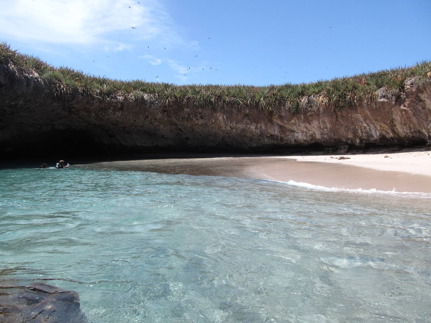 Playa Escondida (México) | Ubicada en Isla Redonda, esta curiosa costa es el resultado del impacto de una bomba durante ensayos militares del siglo pasado. En ella no se puede acampar, tan solo se permiten visitas turísticas, aunque la única forma de entrar en ella es a nado, ya que los botes no llegan a su orilla.