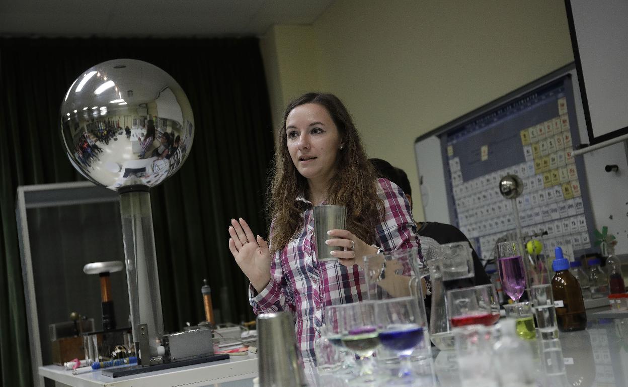 Una monitora explica un experimento a los asistentes a una de las visitas. 