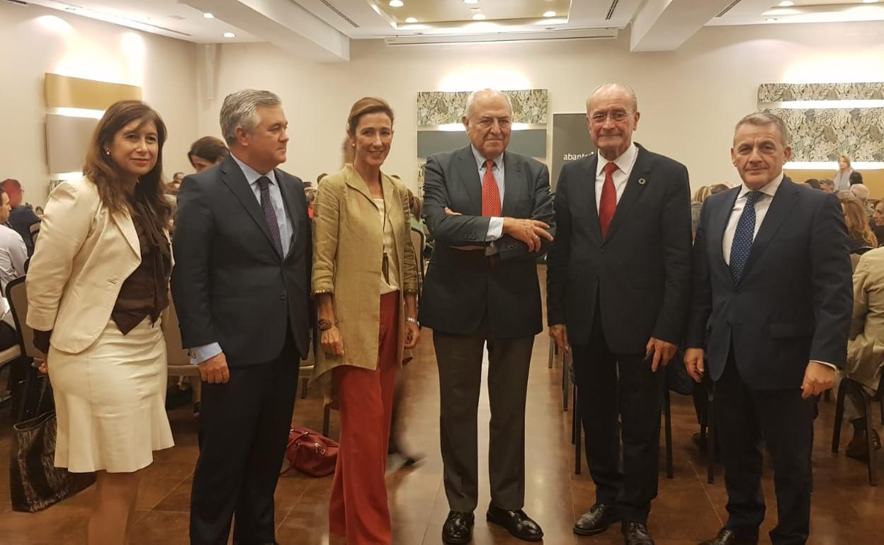 Los ponentes del díalogo sobre 'La vida de 100 años' posan con los directivos de Abante y representantes institucionales. 