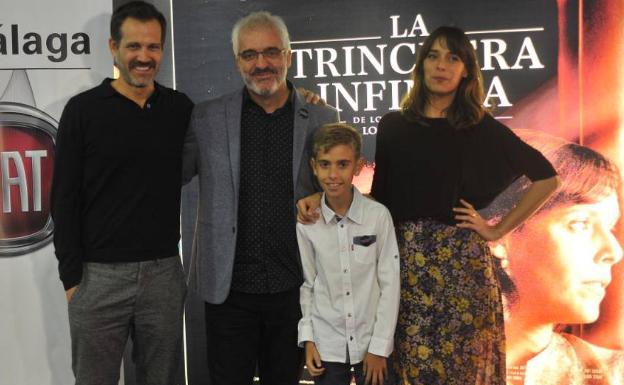 Jose Mari Goenaga, Vicente Vergara y Belén Cuesta junto a Adrián, el niño de la película. 