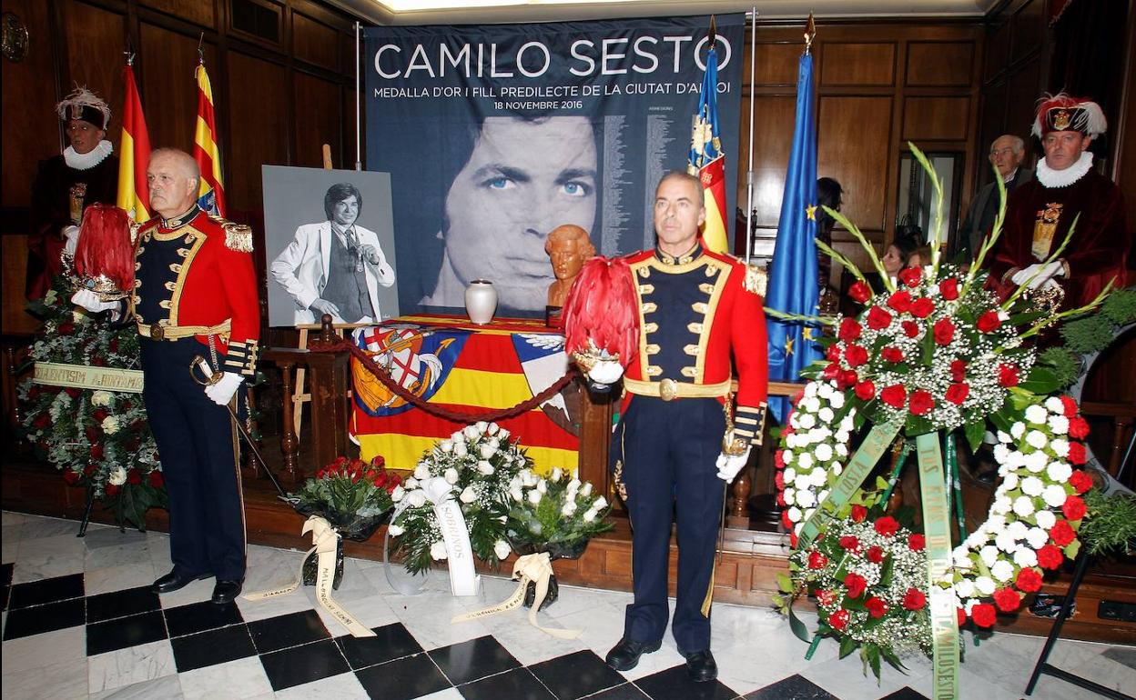 Las cenizas del artista permanecen custodiadas en el Ayuntamiento de Alcoy. 