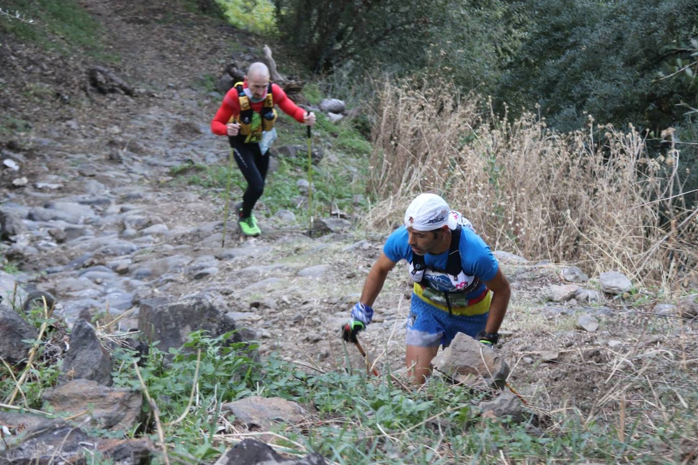 Las pruebas de las 100 millas y la categoría Ultra de la Gran Vuelta congregan a cientos de deportistas de pueblo en pueblo este sábado