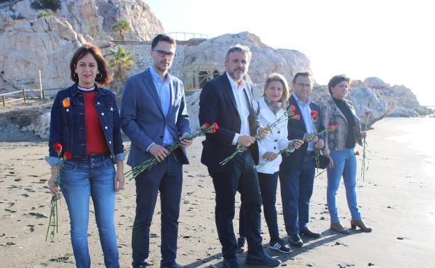 López, en el centro, con otros candidatos e integrantes del PSOE esta semana en un acto sobre memoria histórica en el Peñón del Cuervo.