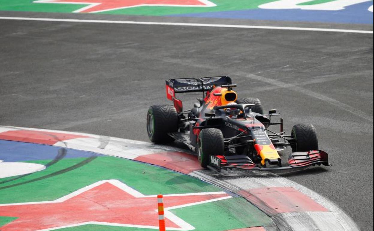 El Red Bull de Max Verstappen, durante la clasificación oficial en México.