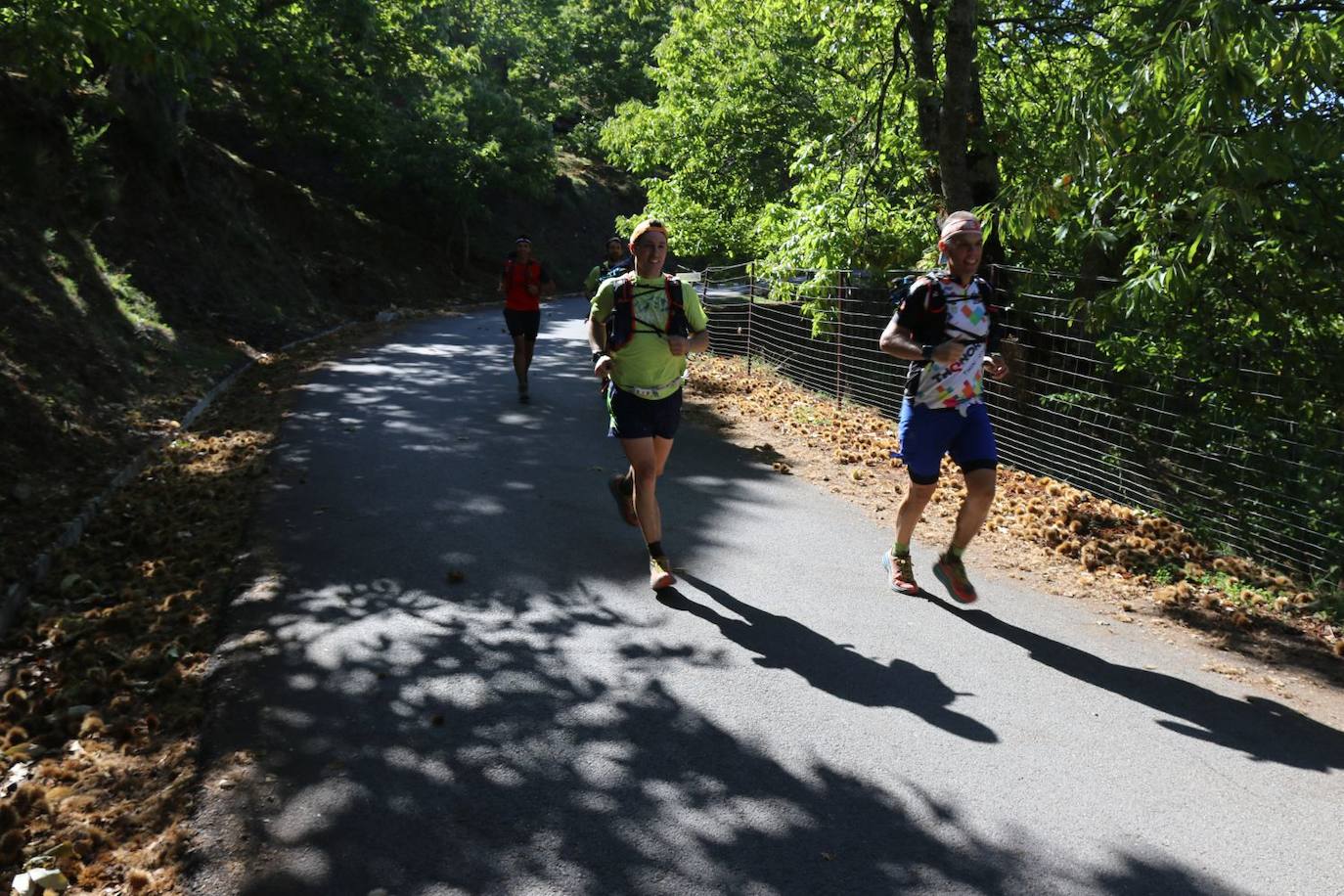 Las pruebas de las 100 millas y la categoría Ultra de la Gran Vuelta congregan a cientos de deportistas de pueblo en pueblo este sábado